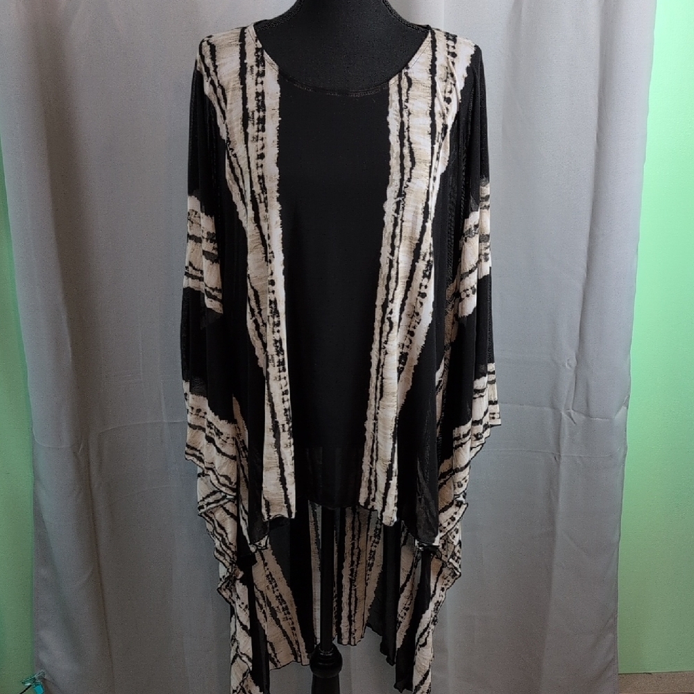 Cha Cha Vente Black and Cream Patterned Poncho‎